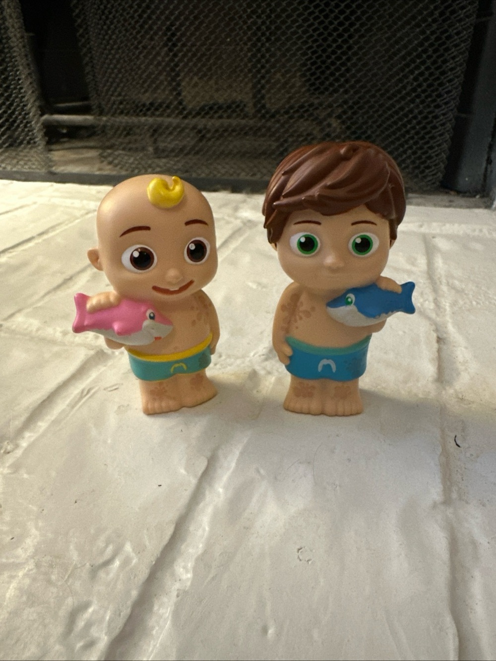 COCOMELON Bath Time Toy Squirters JJ Tomtom Color Change Figures Dirty To Clean